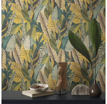 Gros plan d'un mur avec du papier peint à motif de feuilles et des objets décoratifs sur une table.