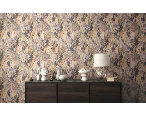 Salon avec commode et papier peint à motif de feuilles