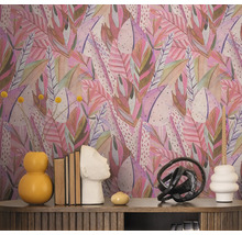 Pièce décorative avec un papier peint à motifs roses avec des feuilles