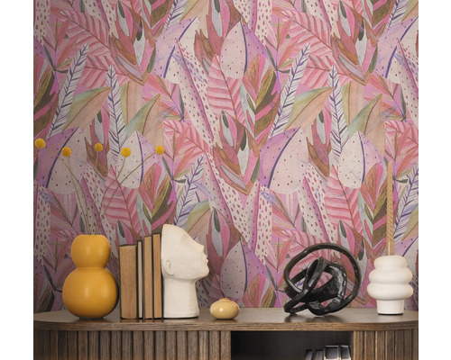 Pièce décorative avec un papier peint à motifs roses avec des feuilles