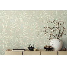 Dekoratives Wohnzimmer mit Tapete mit Blattmuster