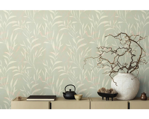 Dekoratives Wohnzimmer mit Tapete mit Blattmuster