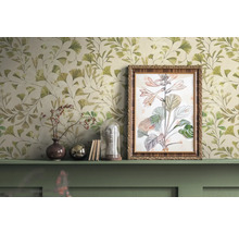 Scène décorative avec papier peint à motifs, image encadrée et objets décoratifs sur une étagère