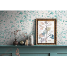 Dekorative Szene mit floraler Tapete, gerahmtem Pflanzenbild und Dekorationsgegenständen auf einem Regal