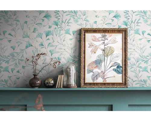 Dekorative Szene mit floraler Tapete, gerahmtem Pflanzenbild und Dekorationsgegenständen auf einem Regal