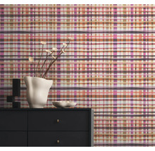 Scène avec une commode et un papier peint à motifs en arrière-plan