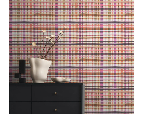 Scène avec une commode et un papier peint à motifs en arrière-plan