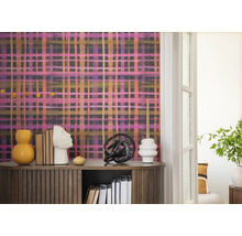 Pièce décorative avec papier peint à motifs, buffet et décorations pour une ambiance élégante.