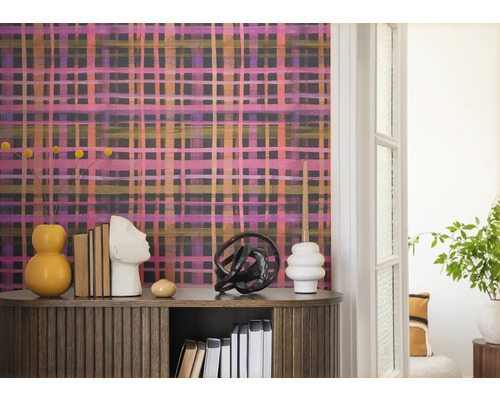 Pièce décorative avec papier peint à motifs, buffet et décorations pour une ambiance élégante.