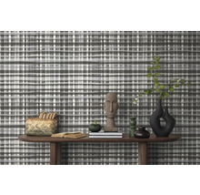 Dekorative Wandgestaltung mit karierter Tapete in einem Wohnraum.