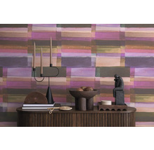 Dekoratives Interieur mit gemusterter Tapete, Kerzenständer und Holzkommode