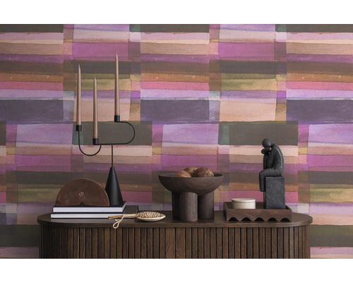 Dekoratives Interieur mit gemusterter Tapete, Kerzenständer und Holzkommode