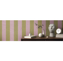 Pièce avec papier peint rayé, table avec décorations et sculpture