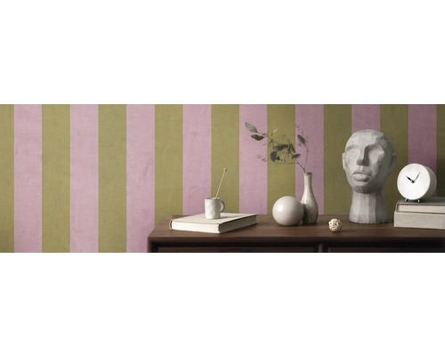 Pièce avec papier peint rayé, table avec décorations et sculpture