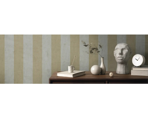 Dekorative Tapete mit Streifenmuster in einem hellen Raum