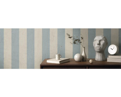 Scène avec papier peint rayé, table, décorations et sculpture