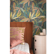 Chambre avec papier peint à motifs, lit et table de chevet