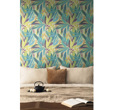 Chambre avec papier peint à motifs avec des feuilles