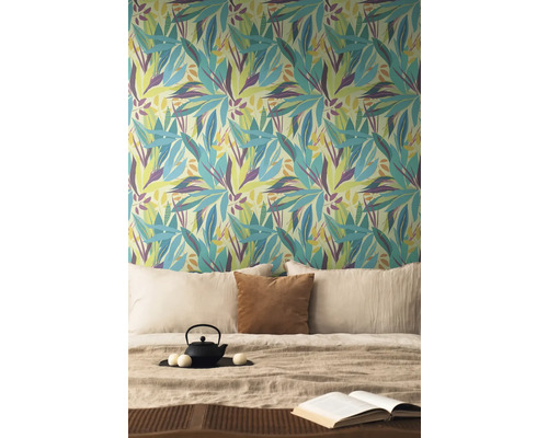 Chambre avec papier peint à motifs avec des feuilles