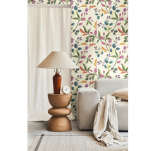 Idée d'aménagement intérieur avec un papier peint à motifs floraux, une table en bois, une lampe et un canapé de couleur claire