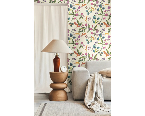 Idée d'aménagement intérieur avec un papier peint à motifs floraux, une table en bois, une lampe et un canapé de couleur claire