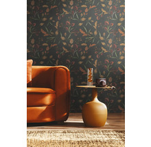 Wohnszene mit gemusterter Tapete, orangefarbenem Sofa und Beistelltisch