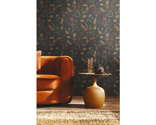 Wohnszene mit gemusterter Tapete, orangefarbenem Sofa und Beistelltisch