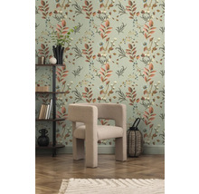 Interieur mit Sessel, Regal und floraler Tapete