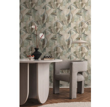 Salle à manger avec papier peint à motifs, table à manger, chaise et lampadaire