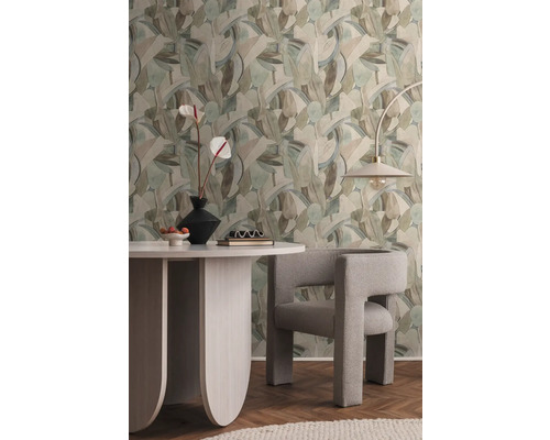 Salle à manger avec papier peint à motifs, table à manger, chaise et lampadaire