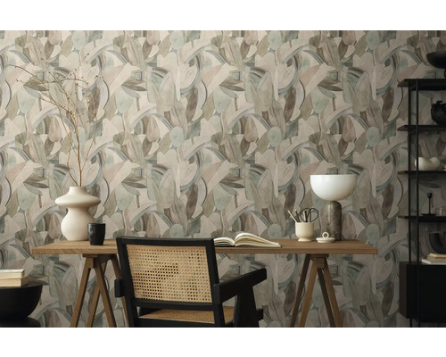 Scène avec papier peint à motifs, bureau et objets de décoration