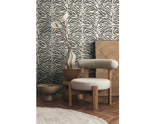 Szene mit Sessel, Beistelltisch, Vase mit Blume und Tapete mit Zebramuster