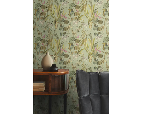 Zimmer mit gemusterter Tapete, Sideboard und Sessel