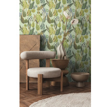 Idée d'aménagement intérieur avec fauteuil, table d'appoint, vase et papier peint mural à motifs végétaux pour un intérieur élégant