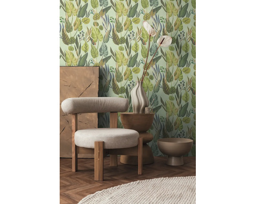 Idée d'aménagement intérieur avec fauteuil, table d'appoint, vase et papier peint mural à motifs végétaux pour un intérieur élégant