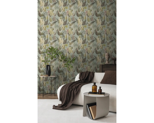 Salon avec papier peint à motifs, canapé et tables d'appoint.