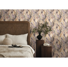 Chambre à coucher avec papier peint à motifs floraux, lit et tables de chevet