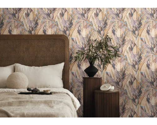 Chambre à coucher avec papier peint à motifs floraux, lit et tables de chevet