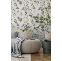 Heller Wohnraum mit Couch, Beistelltisch und floraler Tapete für eine freundliche Atmosphäre