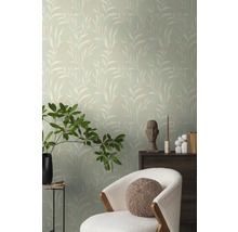 Wohnraum mit Blumentapete, Sessel und Dekoration