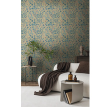 Salon avec papier peint à motifs floraux, canapé et tables d'appoint.