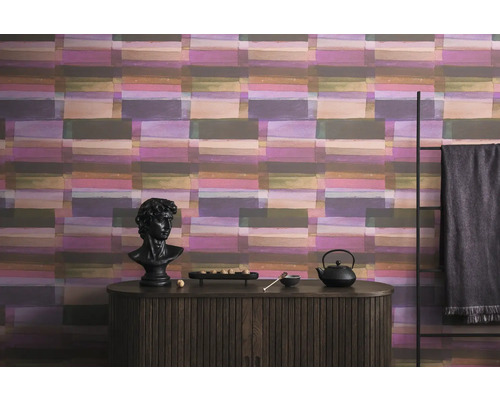 Szene mit einer Kommode, einer Büste und einer gemusterten Tapete