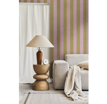 Scène de salon avec canapé, lampe de table et papier peint rayé