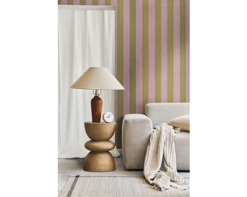 Scène de salon avec canapé, lampe de table et papier peint rayé