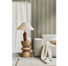 Wohnzimmer mit Stehlampe auf Beistelltisch neben Sofa