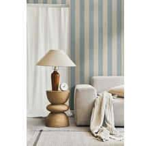 Salon avec lampe sur table d'appoint, canapé, coussins et tapis