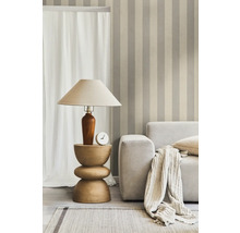 Innenraum mit gestreifter Tapete, Lampe auf Beistelltisch und Sofa