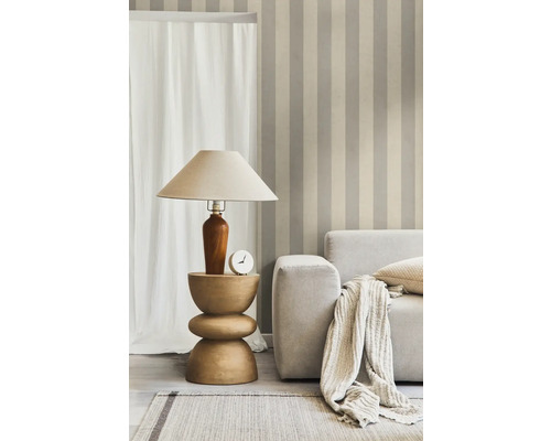 Innenraum mit gestreifter Tapete, Lampe auf Beistelltisch und Sofa