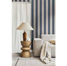 Scène de salon avec lampadaire, horloge, canapé et papier peint rayé