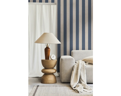 Scène de salon avec lampadaire, horloge, canapé et papier peint rayé